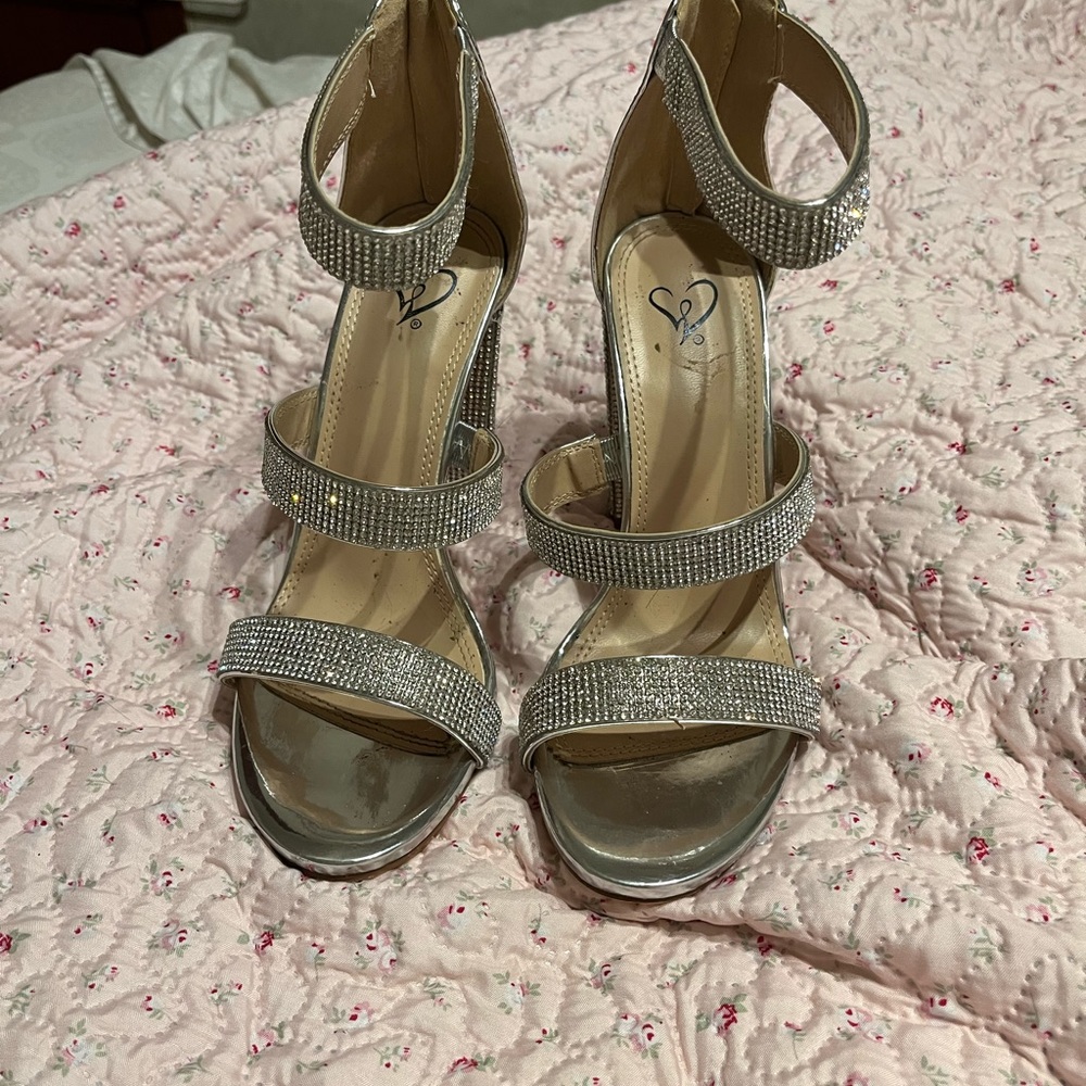 Silver heels - Picture 2 of 3